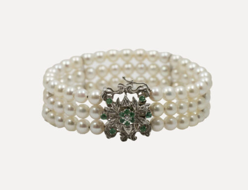 Bracciale perle coltivate Giappone, chiusura in oro bianco, smeraldi e brillanti